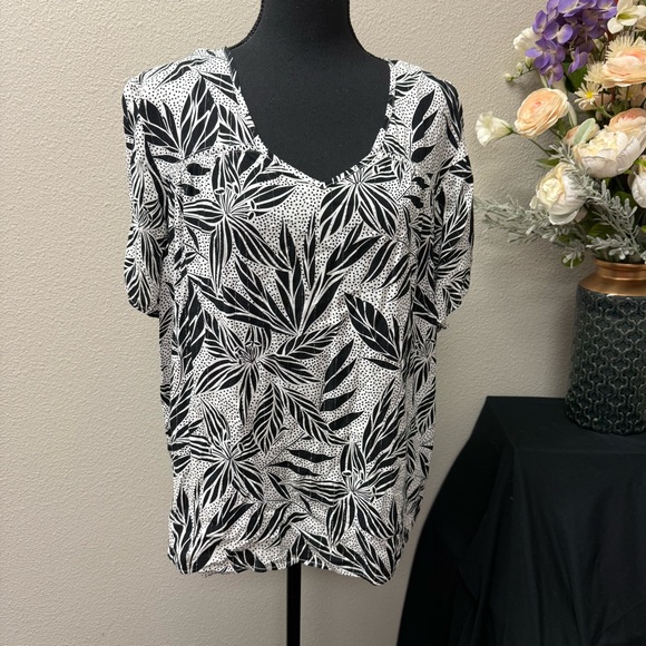 Como Blu 1X Black White Tropical Leaf Print Blouse V Neck Casual Summer Top - Picture 2 of 9